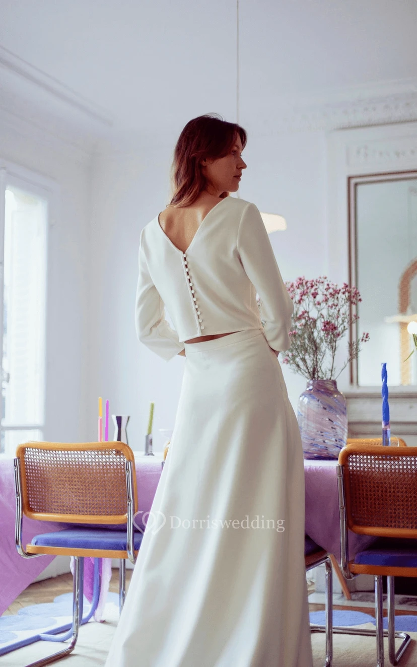 Robe de mariée deux pièces en satin, romantique, à col en V, manches 3/4 et boutons. view 4