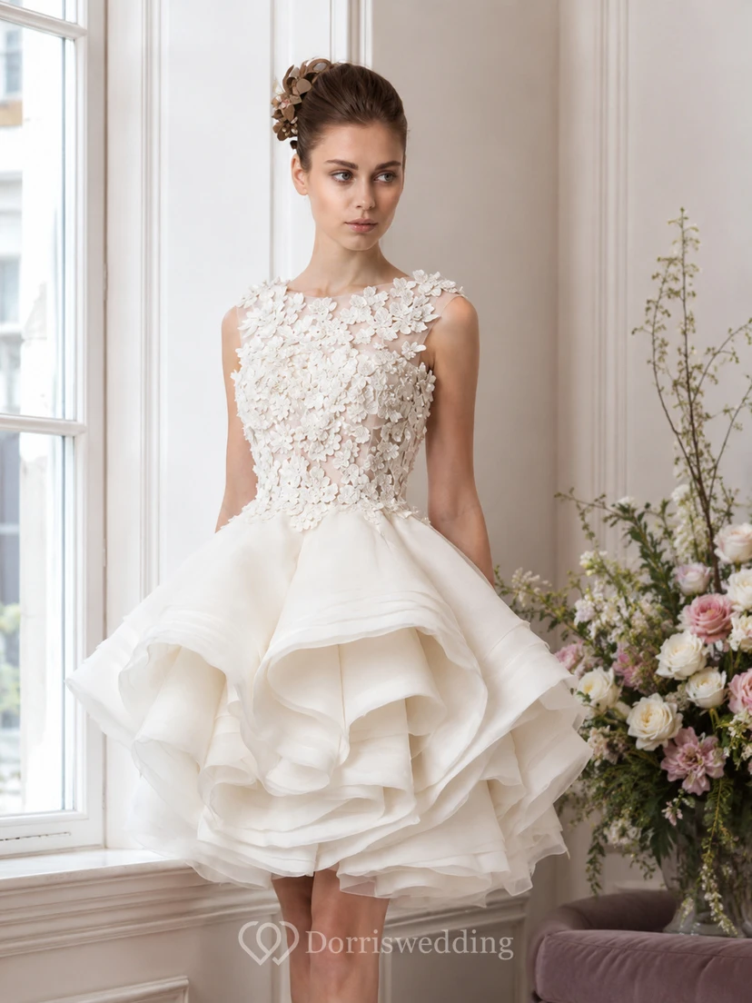 Robe de mariée ivoire à col rond et application florale asymétrique view 10