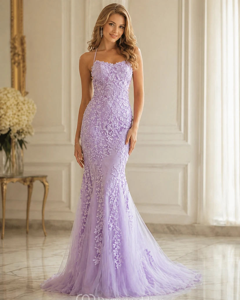 Vestido de fiesta ajustado azul cielo con encaje y apliques, estilo sirena, con tirantes finos y espalda descubierta.