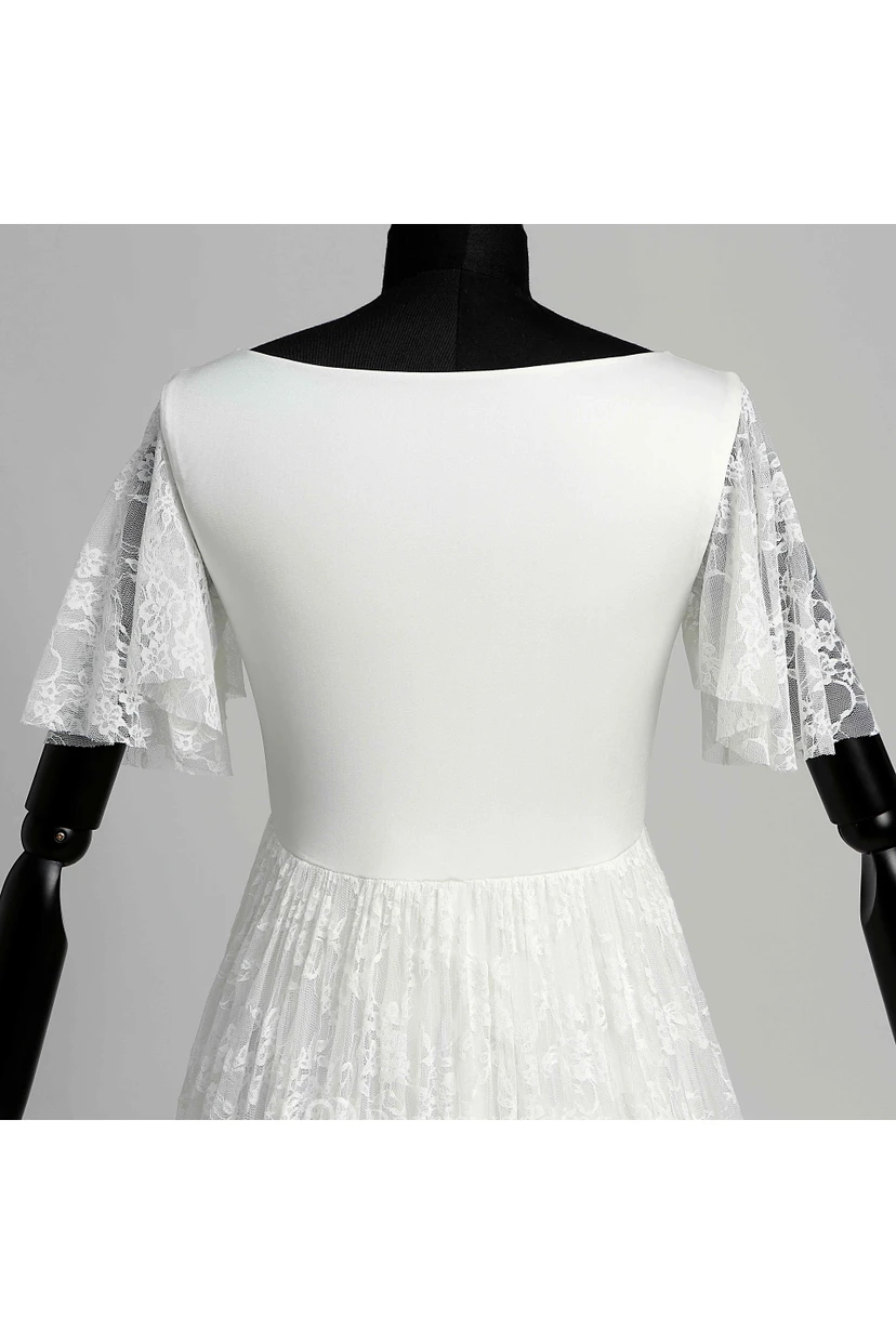 Robe de mariée en satin et dentelle, coupe trapèze, décolleté en V, manches courtes illusion, traîne courte. view 9