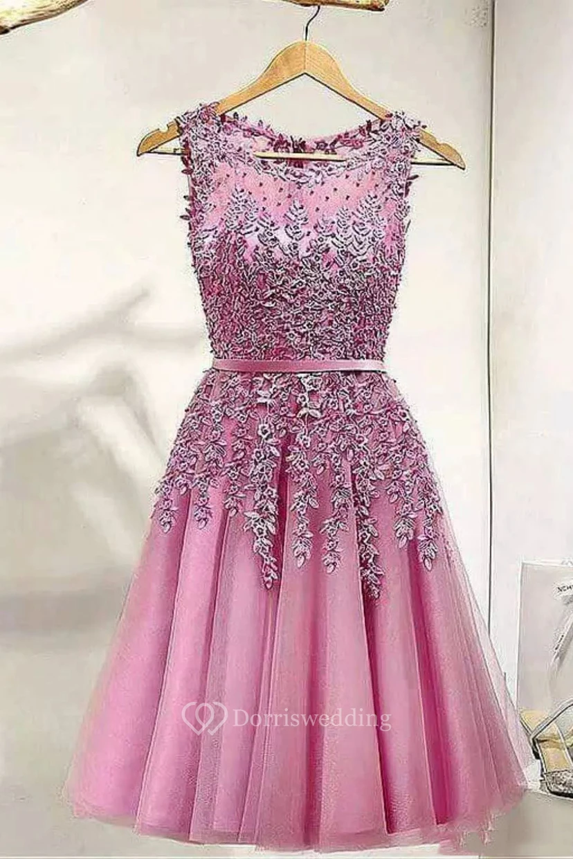 Ärmelloses A-Linien-Kleid aus Spitze und Tüll mit U-Boot-Ausschnitt und knielangem Abschlussballkleid