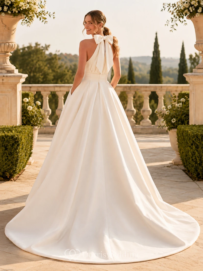 Robe de mariée élégante en satin, dos nu, coupe trapèze, nœud dans le dos et traîne chapelle view 2