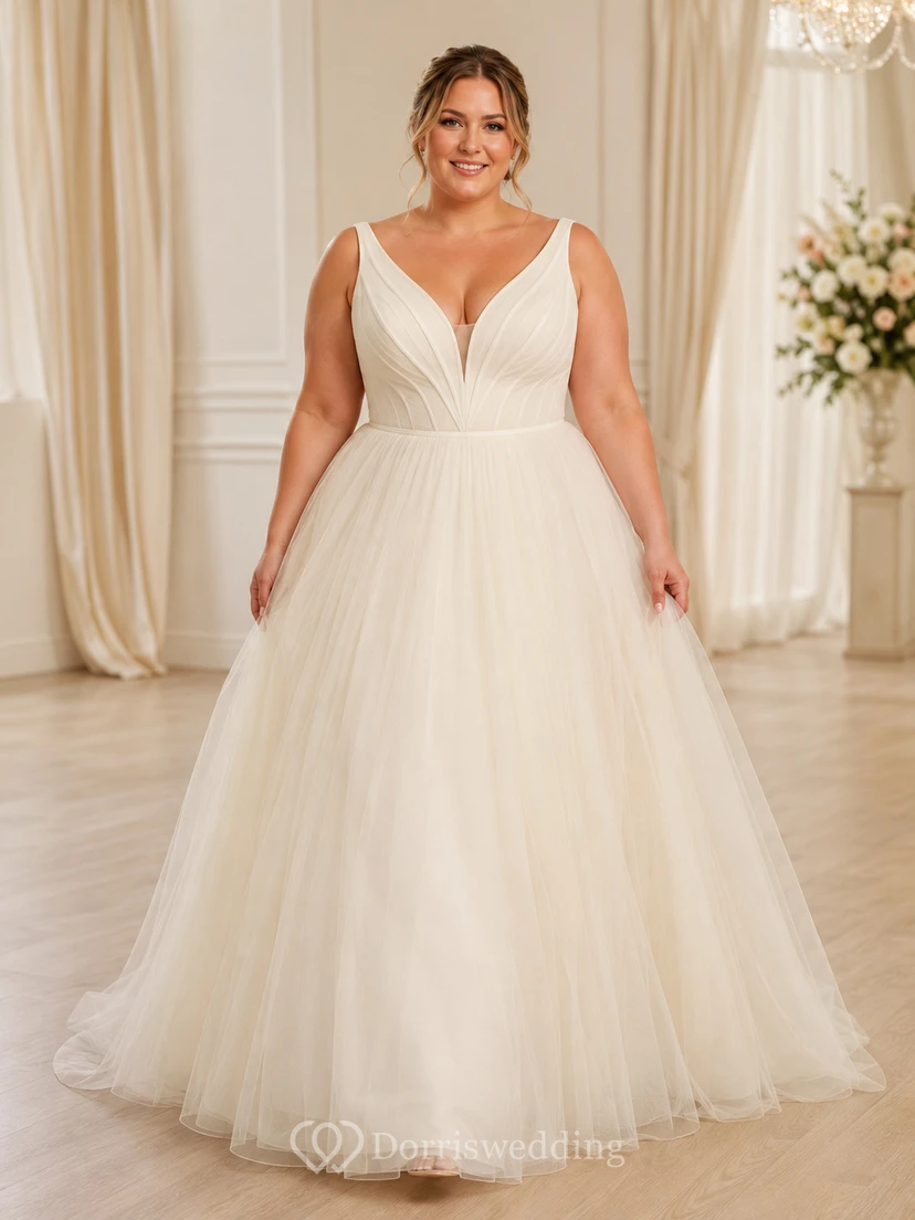 Robe de mariée longue en tulle, coupe trapèze, décolleté en V profond et bretelles larges, grande taille.