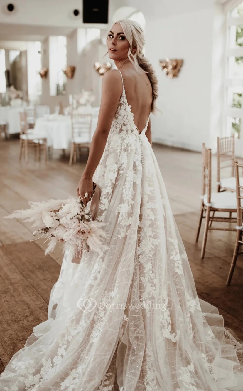 Robe de mariée de plage en tulle, coupe trapèze, ornée de dentelle et d'appliqués, avec un décolleté en V plongeant et une traîne courte. Décolleté plongeant dans le dos et fines bretelles spaghetti. Traîne courte. view 3