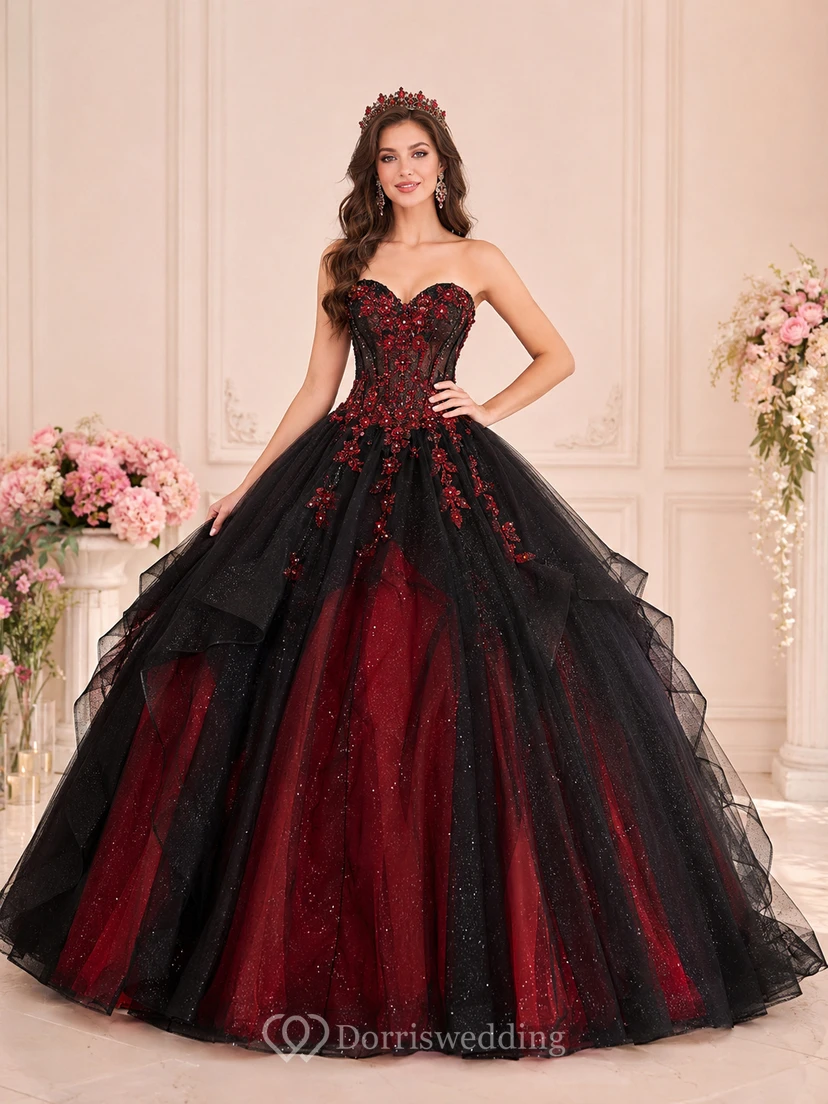 Vestido de princesa de quinceañera de lujo negro y rojo sin tirantes con escote corazón y capas de tul