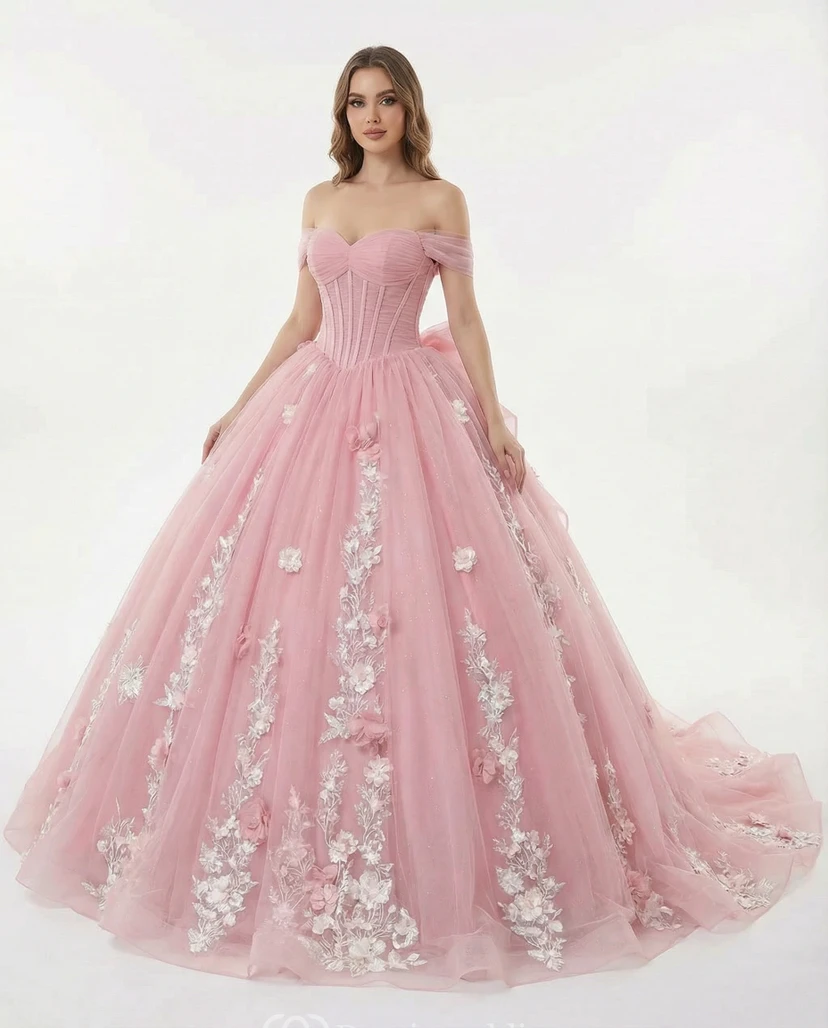Vestido de fiesta de quinceañera color rosa rubor con hombros descubiertos y apliques florales.