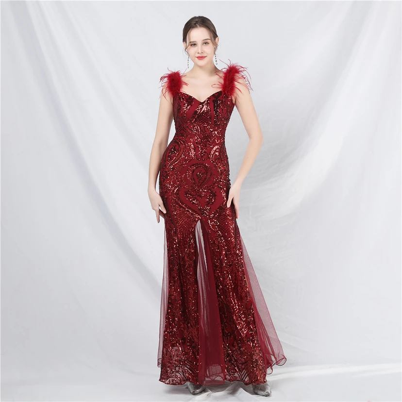 Robe longue haut de gamme en maille à sequins et plumes d'autruche. view 2