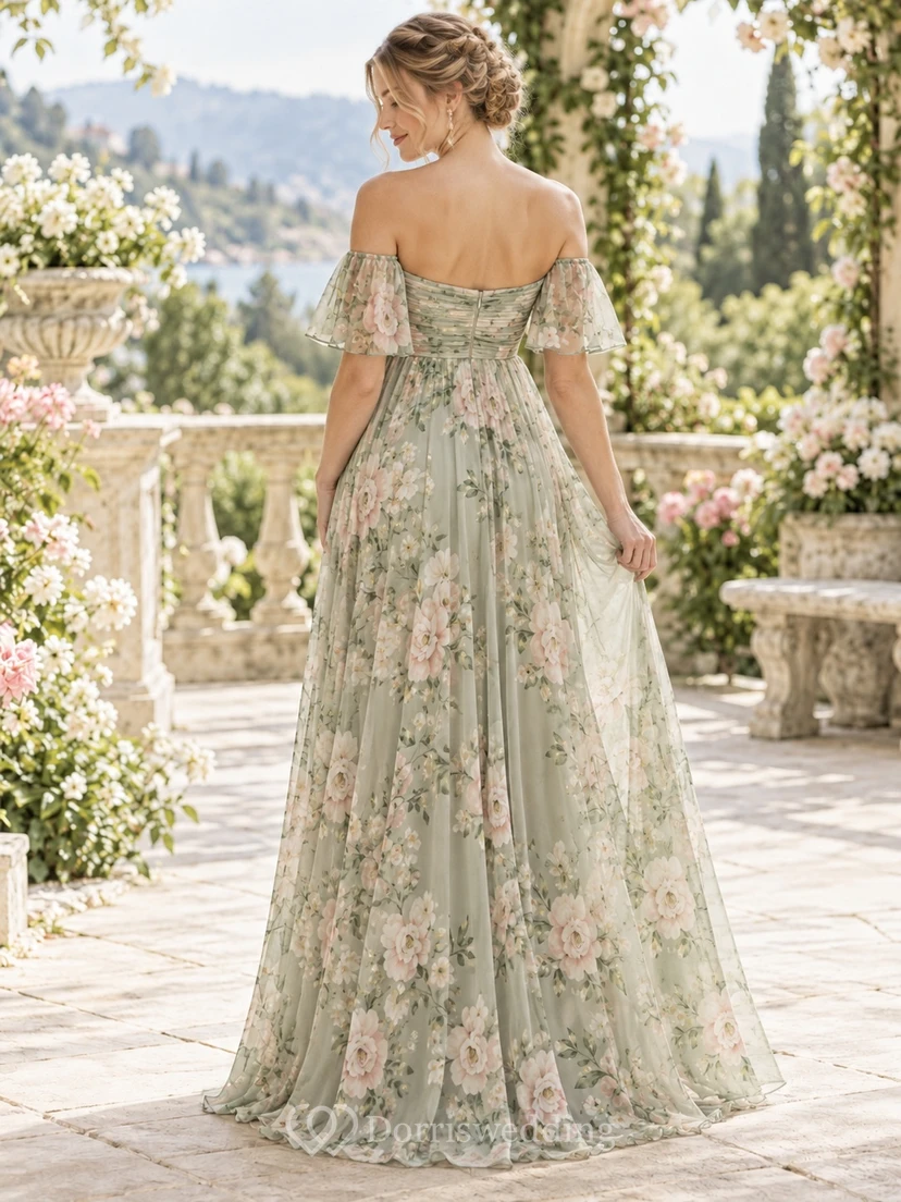 Vestido de dama de honor de gasa de corte imperio, largo hasta el suelo, color verde salvia con estampado floral, hombros descubiertos y mangas cortas. view 2