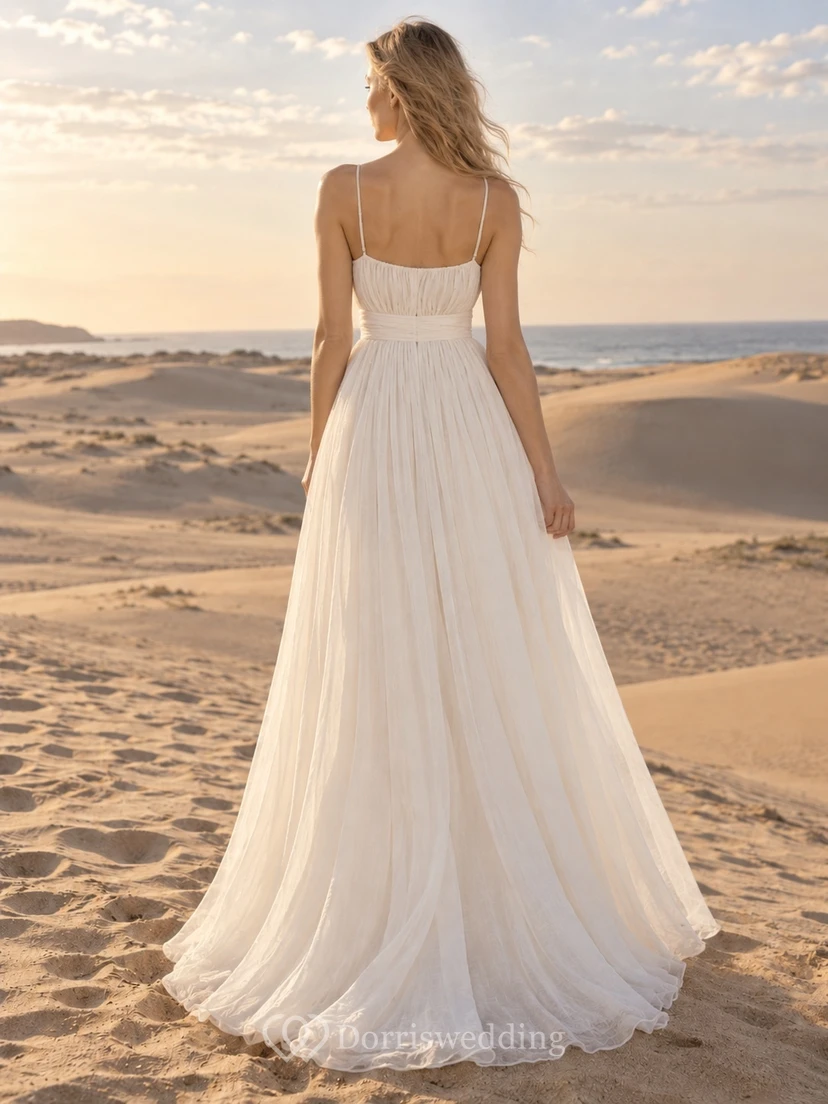 Einfaches, böhmisches Brautkleid mit Spaghettiträgern, gerafftem Oberteil und fließender A-Linie view 2