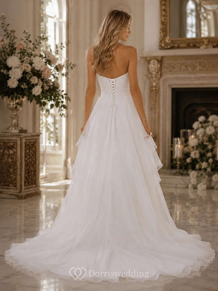 Robe de mariée en mousseline à dos lacé et décolleté asymétrique, ornée de volants et de superpositions view 2