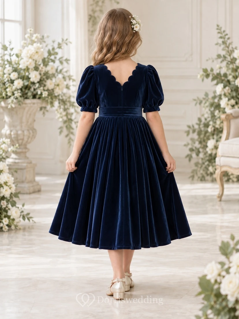 Teelanges, marineblaues Samtkleid mit Muschelkanten, Puffärmeln und Falten für Blumenmädchen view 2