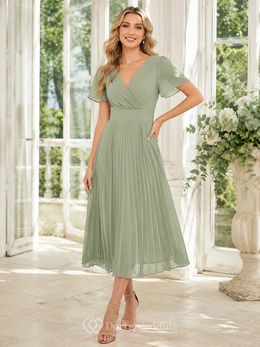 Elegante vestido de dama de honor de gasa celadón con escote en V, mangas con volantes, corte en A y largo hasta la rodilla.