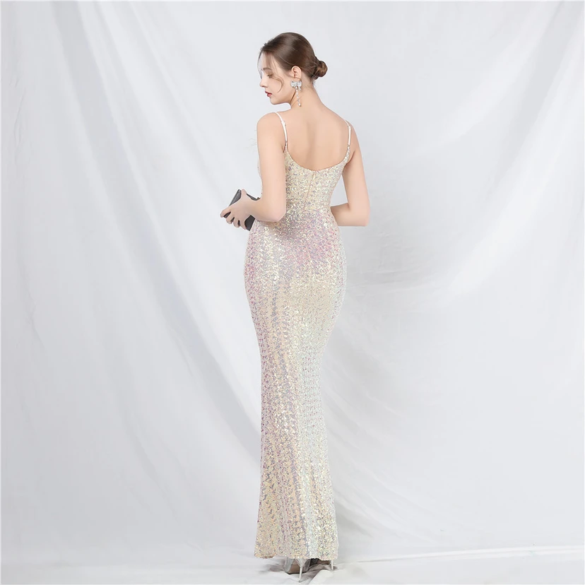 Robe de soirée de luxe ornée de plumes d'autruche et de sequins, idéale pour un banquet. view 14