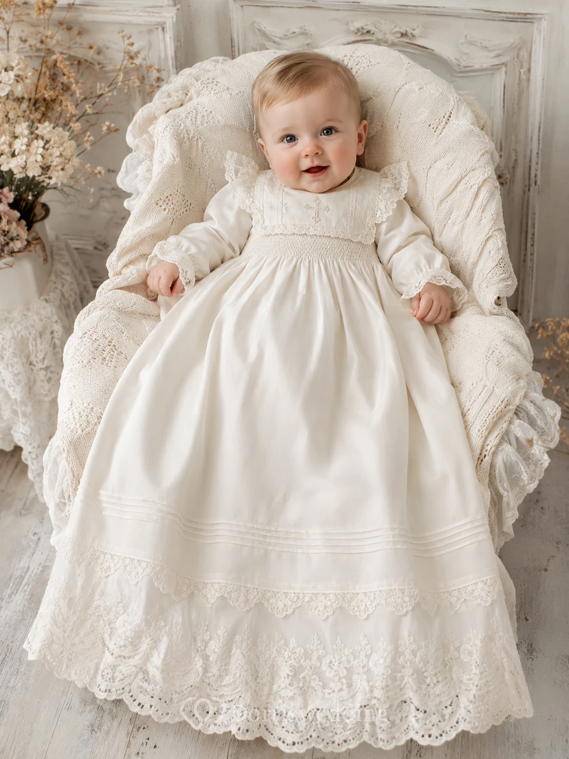 Elfenbeinfarbenes Taufkleid mit Rüschen und langen Ärmeln aus Spitze für Jungen