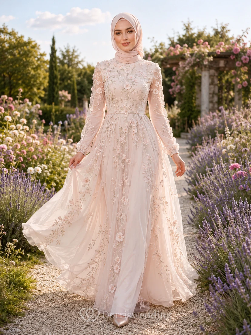 Robe de mariée musulmane rose poudré à manches longues, coupe trapèze, ornée d'appliqués floraux et de fleurs.