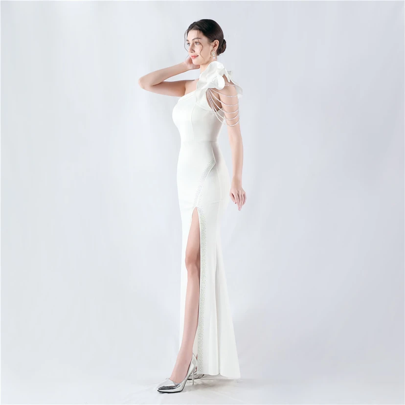 Vestido de noche con cuello oblicuo, hombros con estampado de hojas de loto, bordado artesanal y diamantes, ideal para la celebración de la reunión anual. view 52