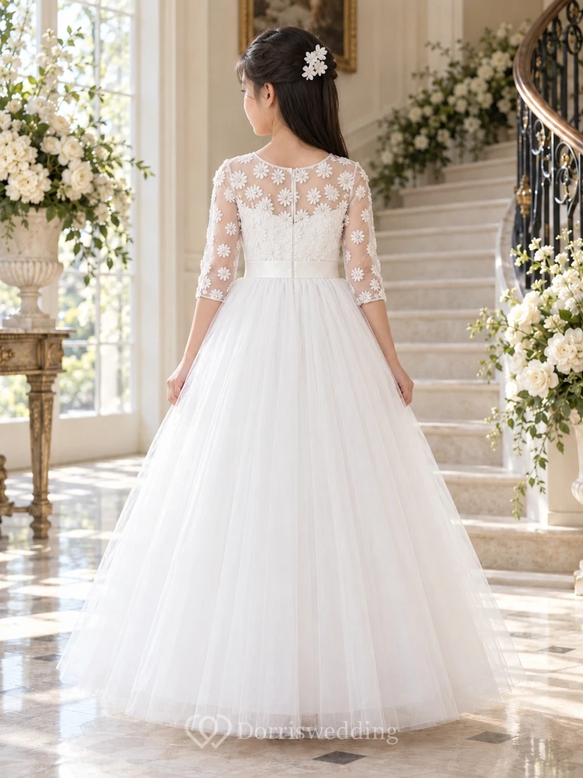 Vestido de niña de flores blanco, discreto, de corte A, de tul, con mangas tres cuartos y espalda ilusión, largo hasta el suelo. view 2