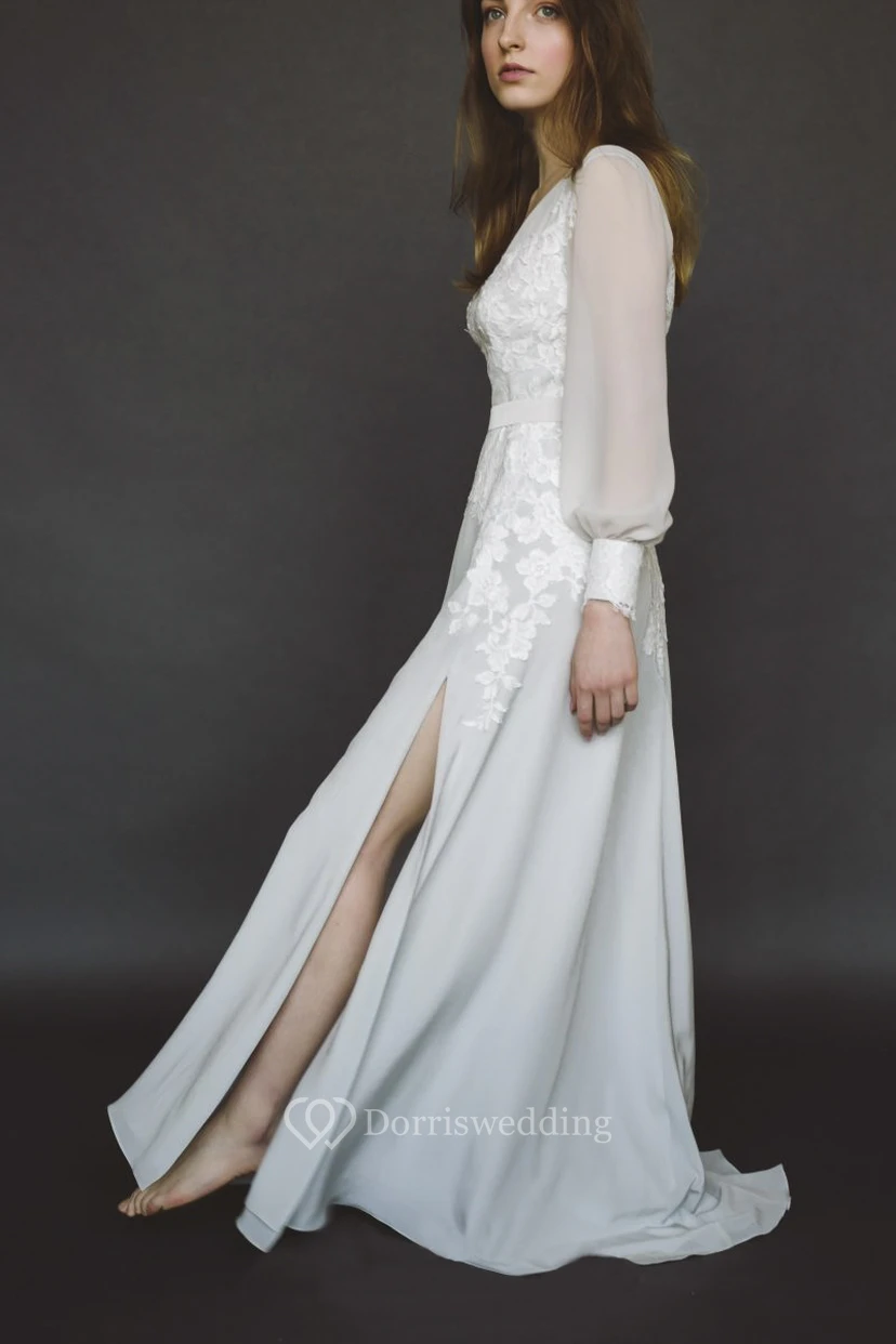 Vestido de novia de gasa con mangas largas, escote en V y apliques de encaje. view 2