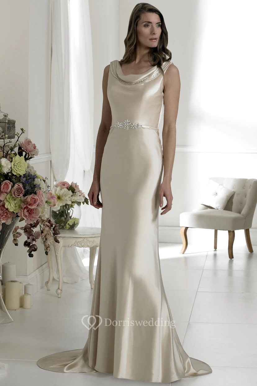 Robe de mariée fourreau sans manches en satin, col bénitier, ornée de bijoux à la taille.