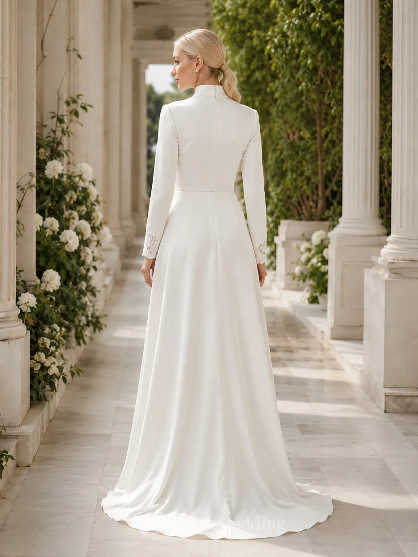 Robe de mariée simple et élégante en satin plissé à col montant et manches longues. view 2