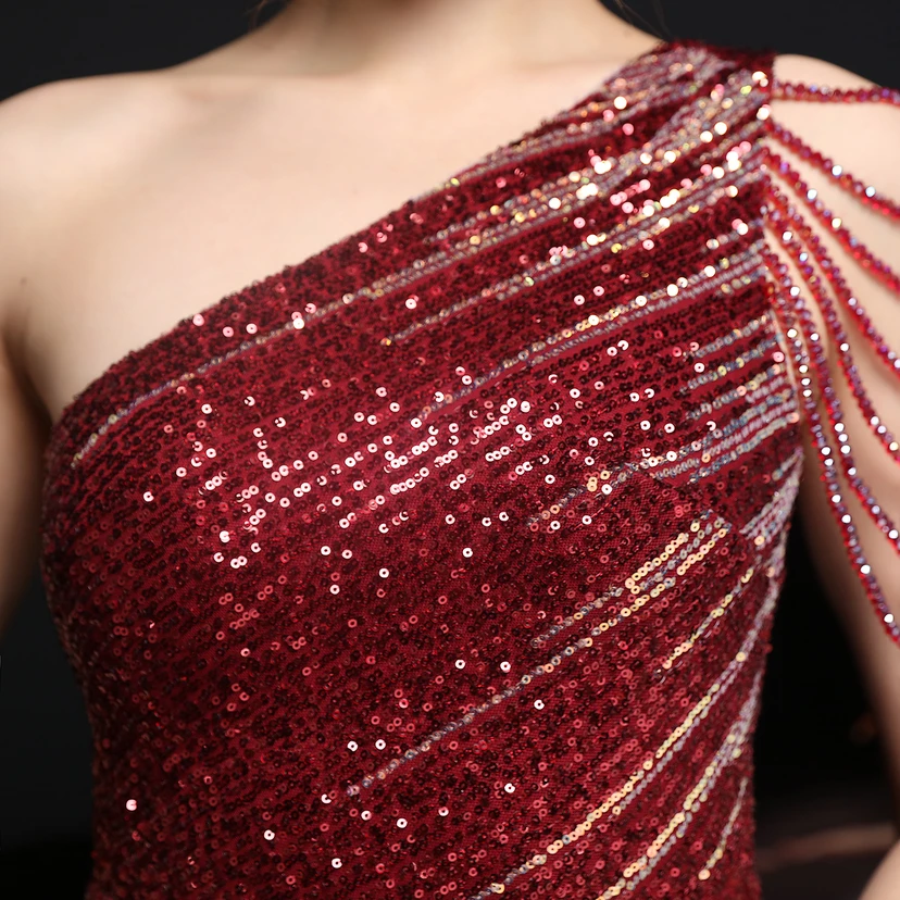 Robe de soirée longue et moulante à sequins colorés, confectionnée avec soin, idéale pour une célébrité ou une fête. Robe de mariée sexy et cintrée, confectionnée avec des paillettes colorées et lourdes. Robe de mariée longue et moulante, parfaite pour une occasion spéciale. view 7