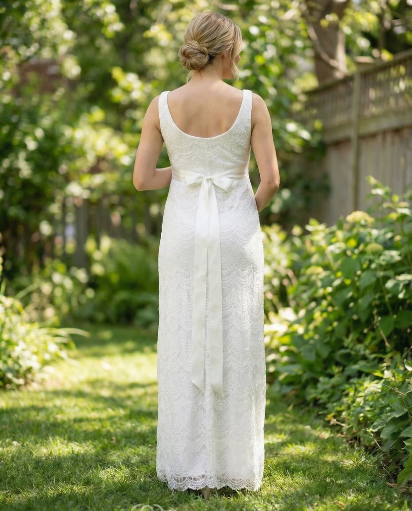 Vestido de novia premamá blanco de encaje con escote redondo y tirantes anchos. view 2