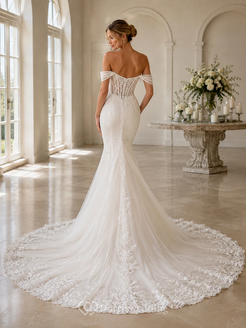 Robe de mariée vintage en dentelle, épaules dénudées, manches courtes, style sirène, traîne chapelle, ornée d'appliqués floraux. view 2