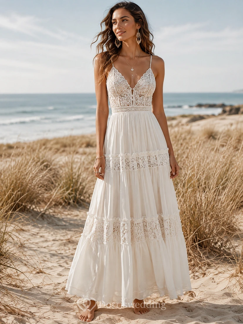 Robe de mariée bohème de plage avec bretelles spaghetti, corsage en dentelle et jupe longue à volants