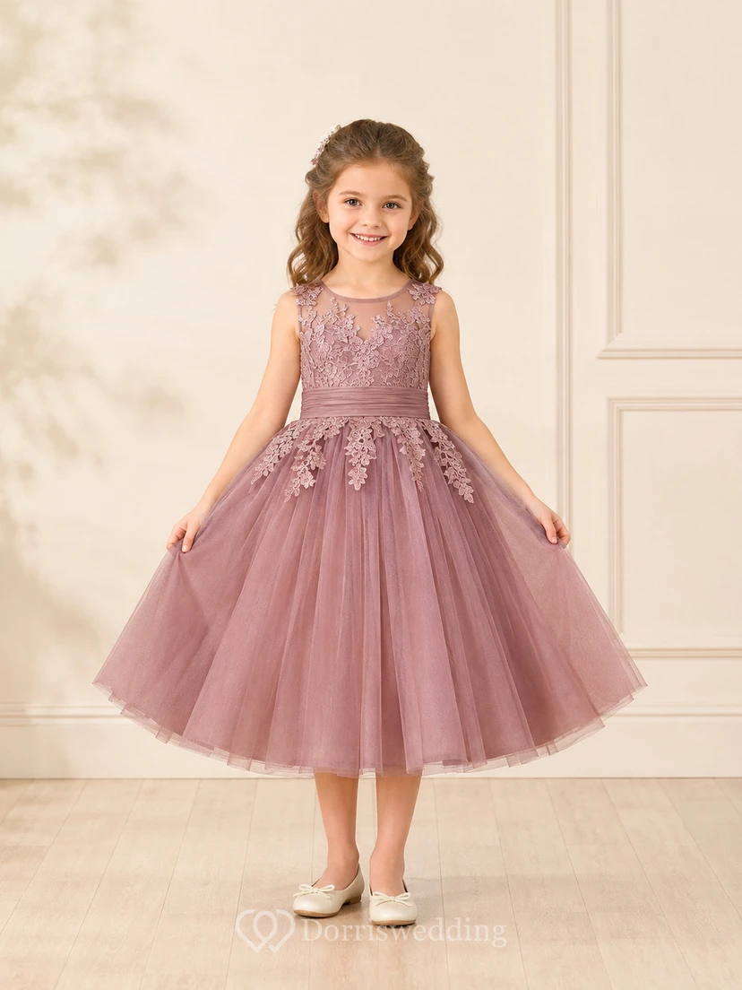 Robe de demoiselle d'honneur en tulle et dentelle mauve, coupe trapèze, sans manches, ornée d'appliqués floraux et d'un nœud.
