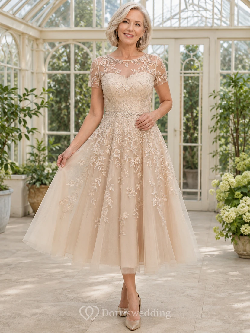 Vestido de novia de encaje de corte A con mangas cortas y efecto ilusión, largo hasta la rodilla, color champán, estilo romántico.
