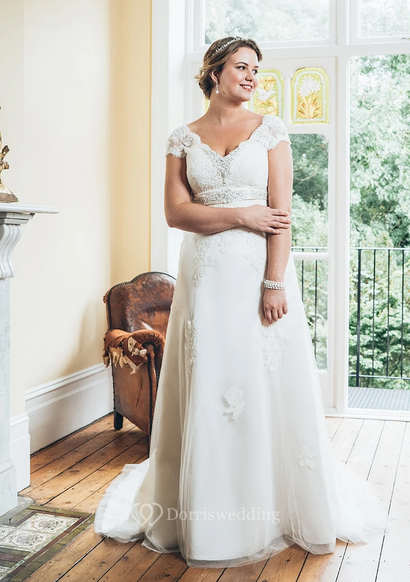 A-Line Floor-Length V-Neck Short Sleeve Lace Court Train Appliques Dress