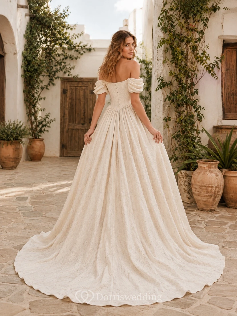 Vestido de novia clásico color champán de manga corta, hombros descubiertos, corte en A y cola larga. view 2