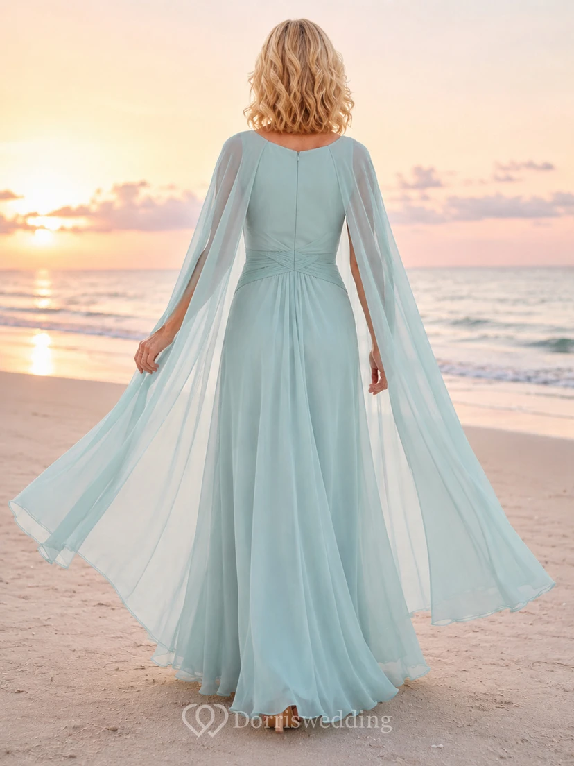Himmelblaues, ätherisches Chiffon-Kleid in A-Linie mit U-Boot-Ausschnitt, langen, geschlitzten Cape-Ärmeln und bodenlangem Schnitt – perfekt für die Mutter der Braut am Strand. view 2