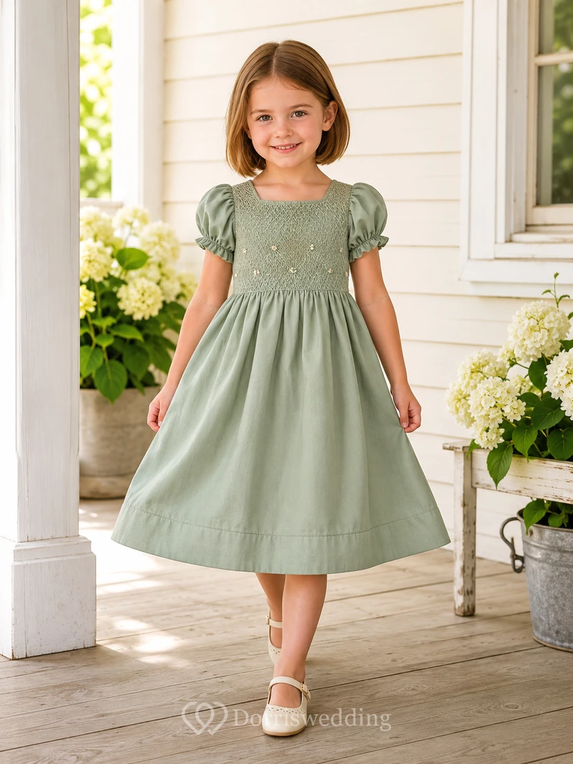 Robe de demoiselle d'honneur vintage Sage, col carré, manches bouffantes, coupe trapèze, longueur genou, en coton, ornée de smocks à la main. Robe de jardin Sage, style vintage, en coton, coupe trapèze, smockée à la main, col carré, manches bouffantes, longueur genou.