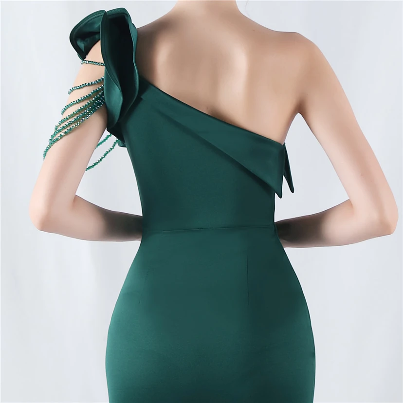 Vestido de noche con cuello oblicuo, hombros con estampado de hojas de loto, bordado artesanal y diamantes, ideal para la celebración de la reunión anual. view 16