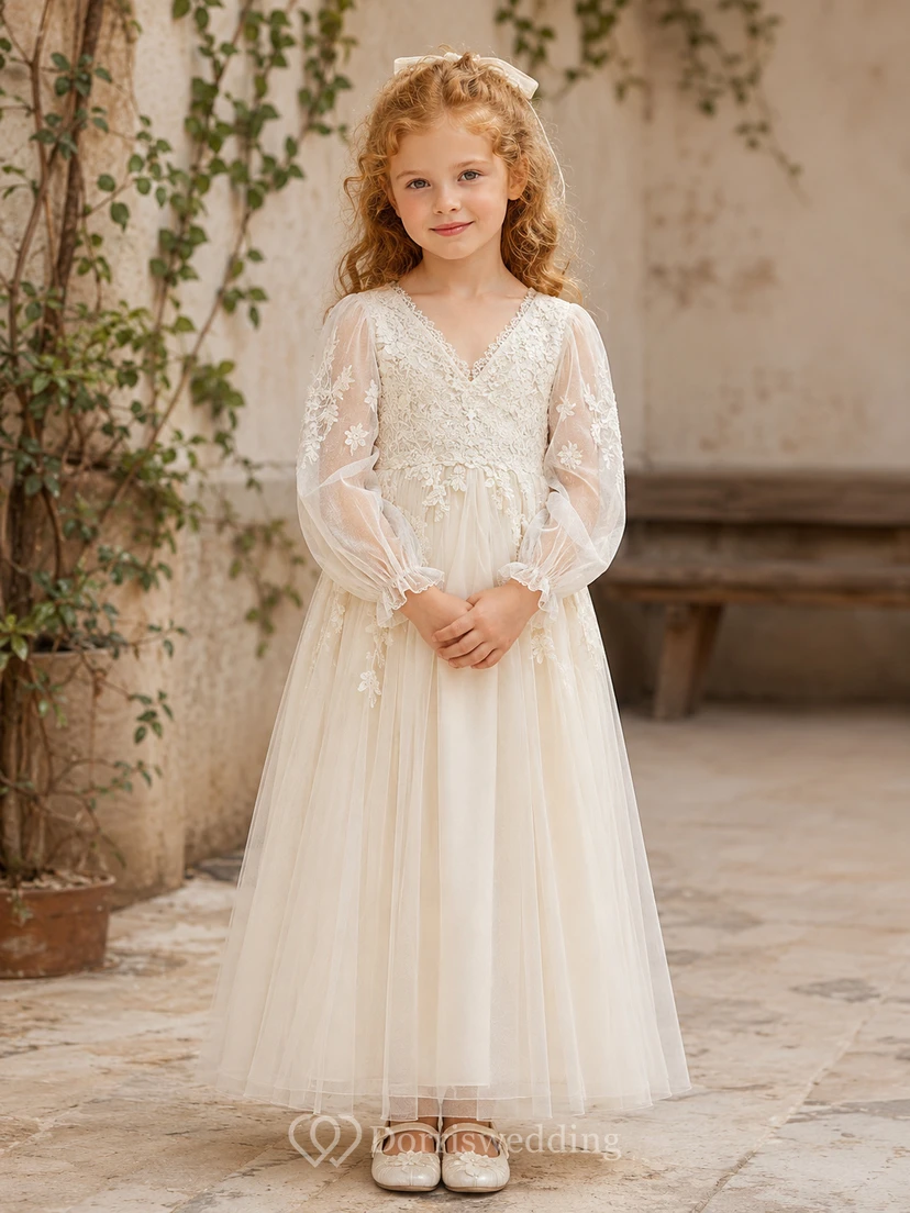 Robe de demoiselle d'honneur en dentelle ivoire et tulle, coupe trapèze, manches longues, col en V, longueur au sol, plissée