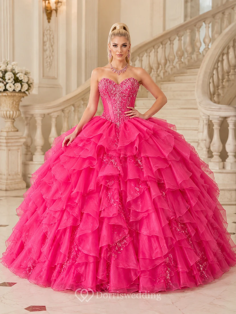 Robe de bal de princesse fuchsia de luxe, bustier cœur, ornée de cristaux et de tulle à volants, pour quinceañera.