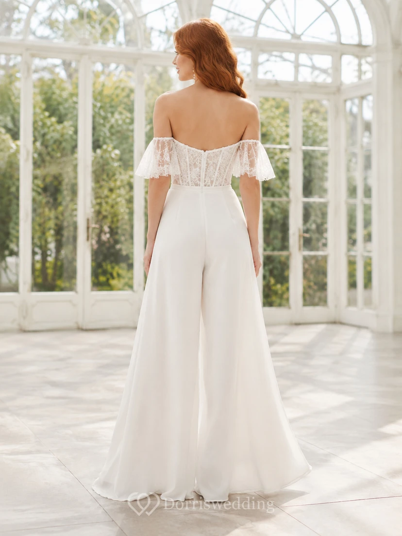Combinaison de mariée en satin et dentelle, épaules dénudées, manches courtes et traîne. view 2