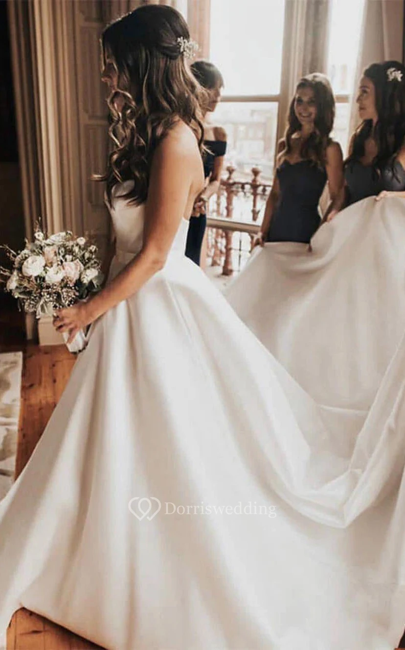 Vestido de novia de satén de corte A con escote corazón y cola larga. view 3