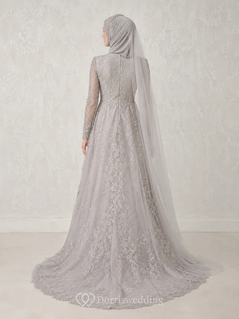 Schlichtes muslimisches Brautkleid aus silberner Spitze mit hohem Kragen, Studio-Design view 2