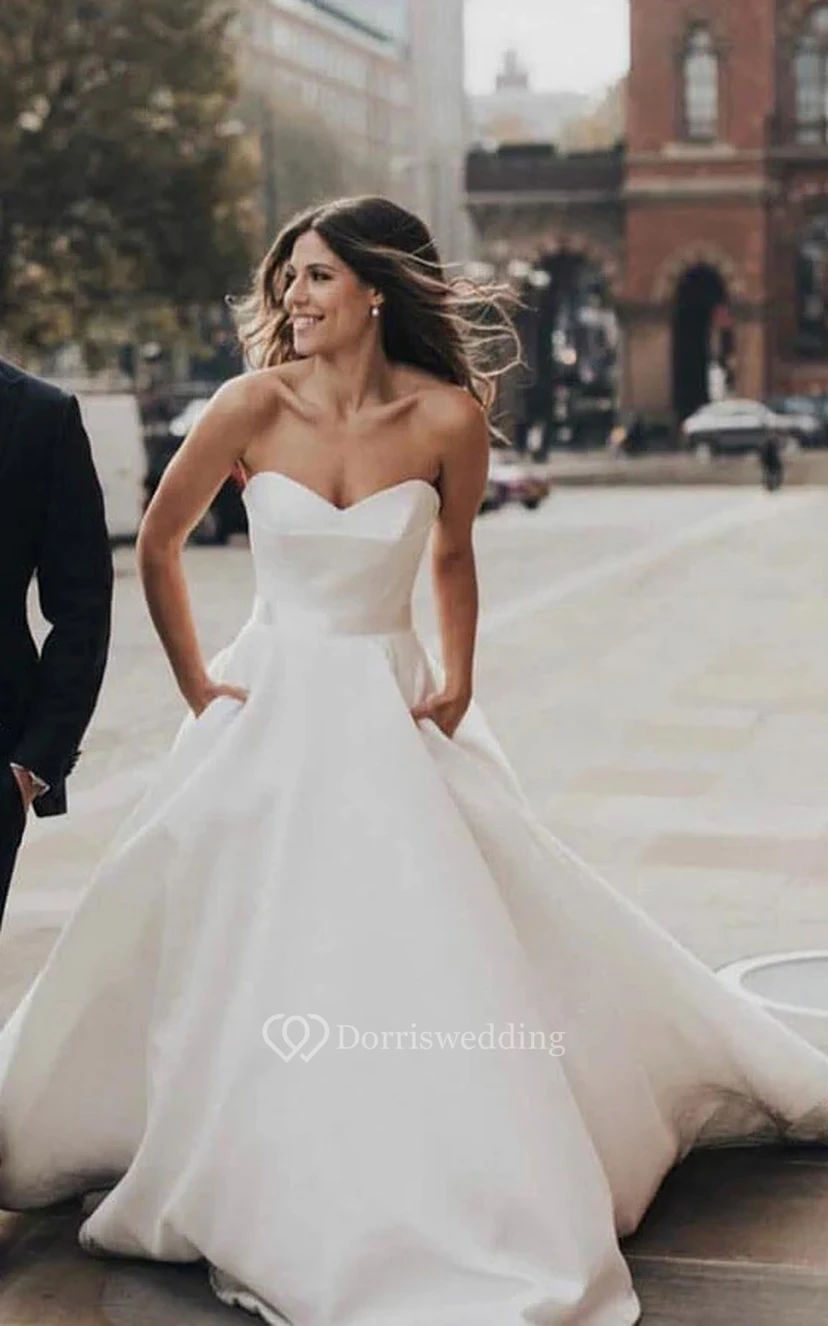 Robe de mariée unie simple, coupe trapèze, dos nu, bustier cœur et traîne chapelle
