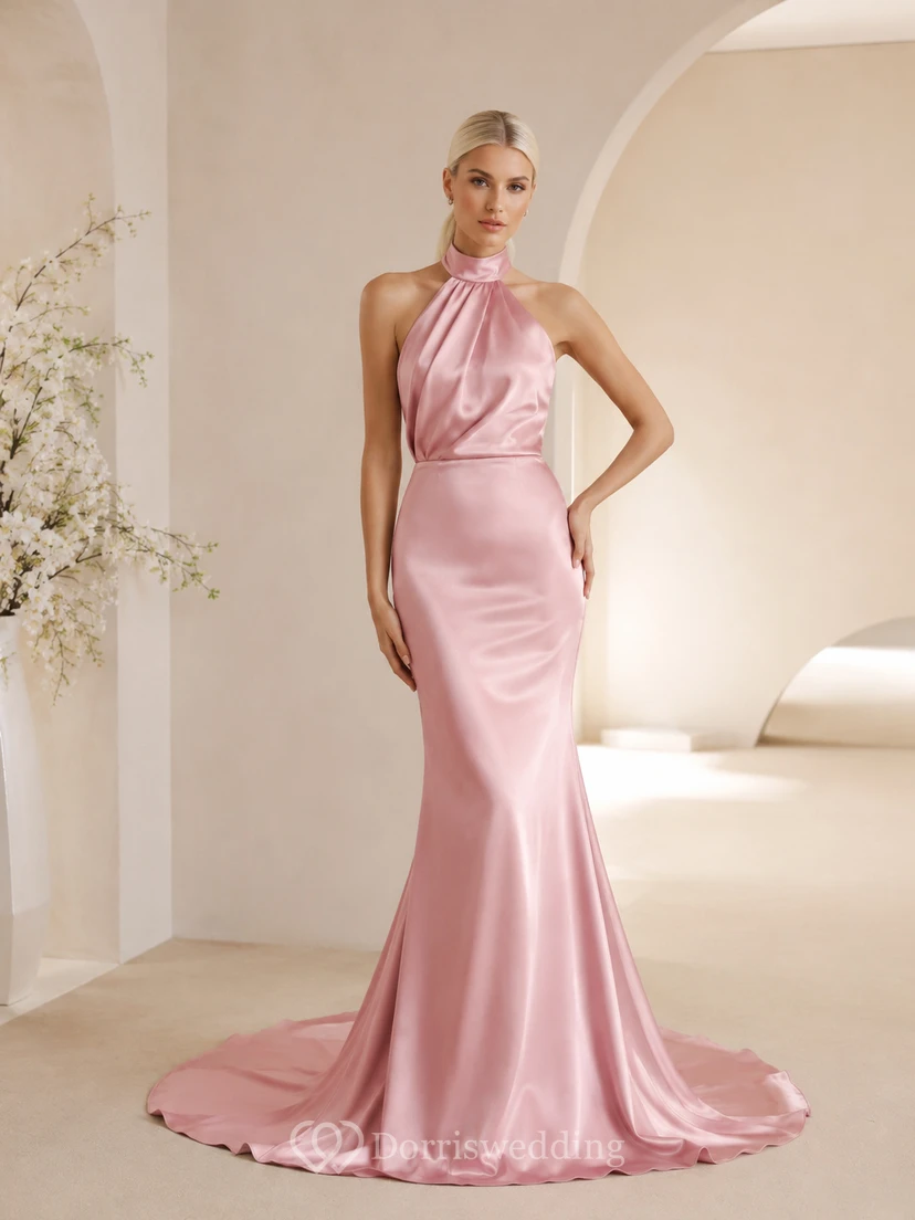 Vestido de novia de satén rosa rubor con cuello halter alto y espalda en V profunda.