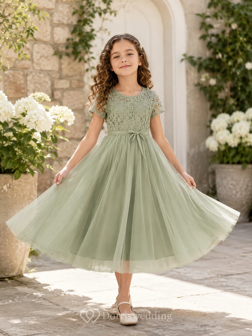 Vestido de jardín largo hasta la rodilla de tul con encaje de ganchillo color salvia y mangas cortas para niña.