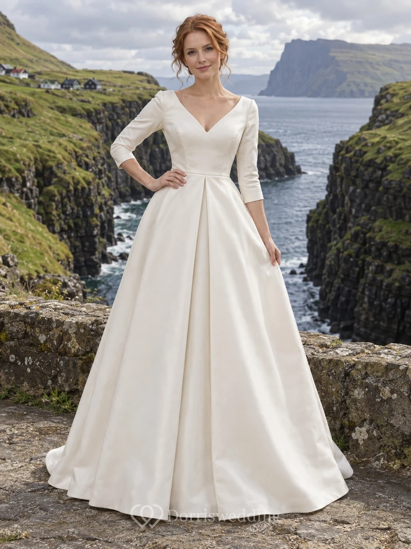 Sencillo vestido de novia de satén con escote en V, corte en A, mangas tres cuartos y pliegue central.