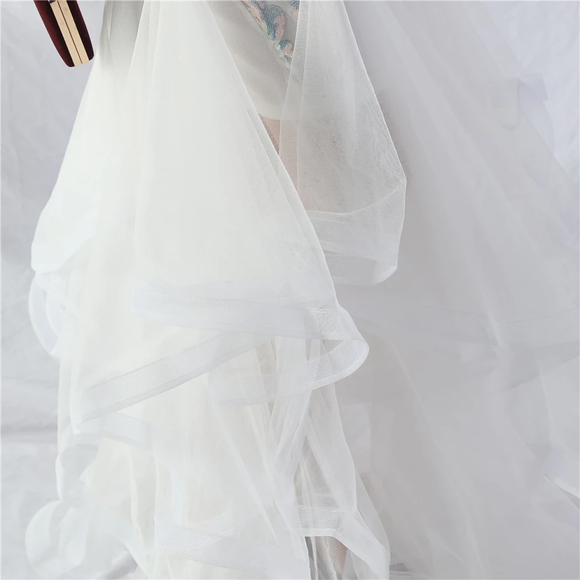 Robe de danse artisanale en filet rigide orné de plumes d'autruche, de perles et de fleurs, confectionnée en maille. view 19