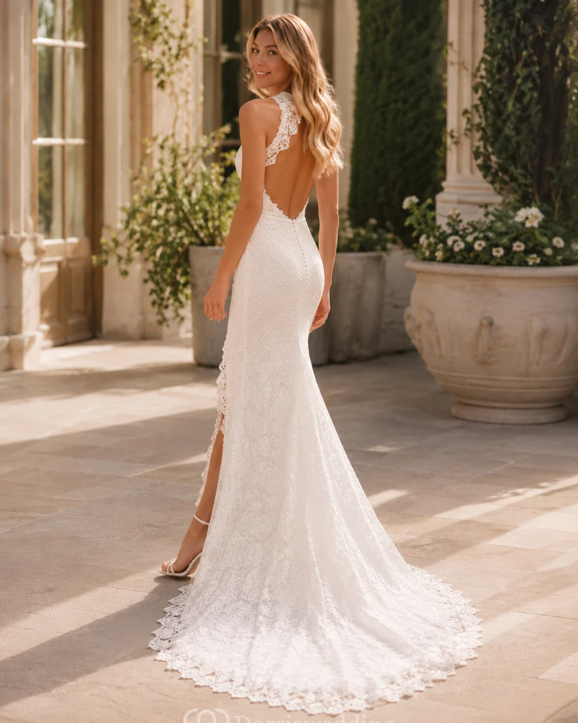 Robe de mariée fourreau sans manches en dentelle, col rond fendu sur le devant et dos nu en forme de goutte, idéale pour la plage. Encolure en V, fente sur le devant et dos nu en forme de goutte. view 2