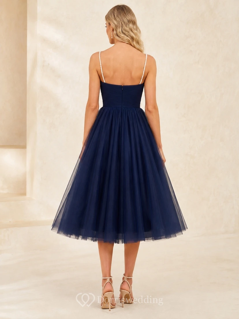 Robe de bal bleu marine en tulle, longueur thé, décolleté cœur, bretelles perlées, jupe ample et coupe trapèze. view 2