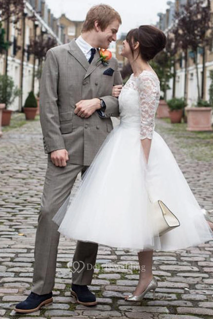 Robe de renouvellement de vœux en tulle et dentelle à manches mi-longues et décolleté en V, longueur genou, manches courtes et découpe en forme de goutte, pour une cérémonie de renouvellement de vœux. view 2
