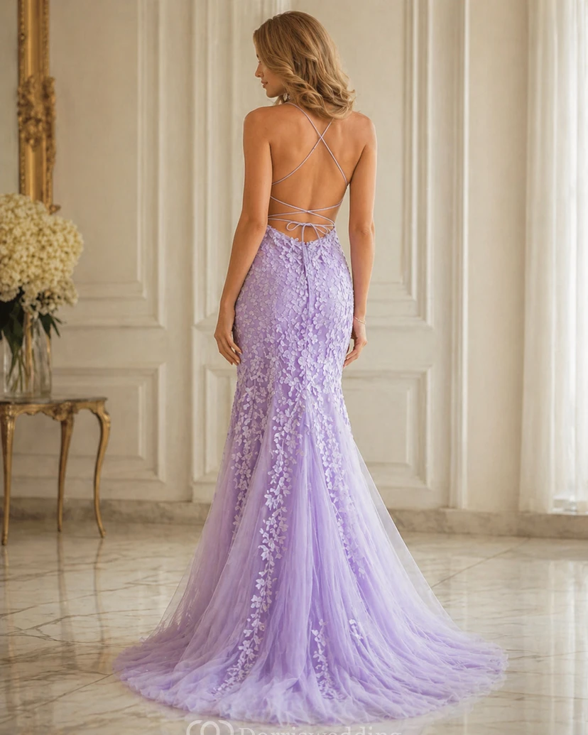 Vestido de fiesta ajustado azul cielo con encaje y apliques, estilo sirena, con tirantes finos y espalda descubierta. view 2