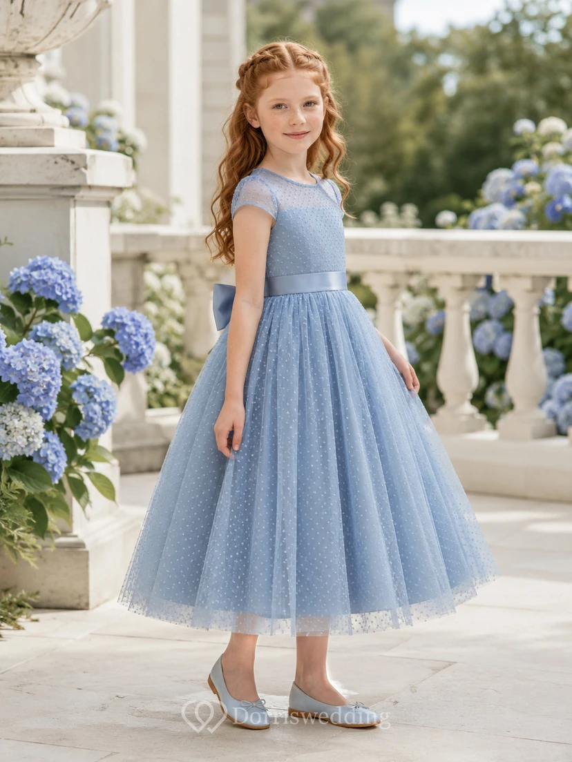 Robe de demoiselle d'honneur mi-longue en tulle bleu acier à pois suisses, col bijou, manches courtes et nœud dans le dos